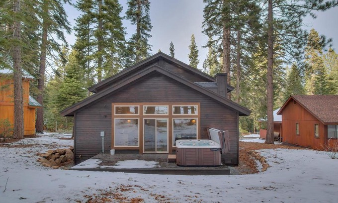 Truckee Casa | Contemporary Tahoe Donner 3BR Hot Tub- Pet Friendly- Amenity Access