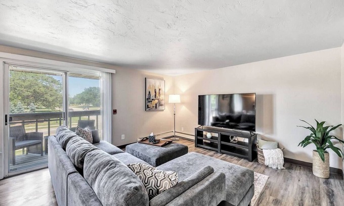 Bellevue Apartamento | Contemporary Two-Bd Upper Suite