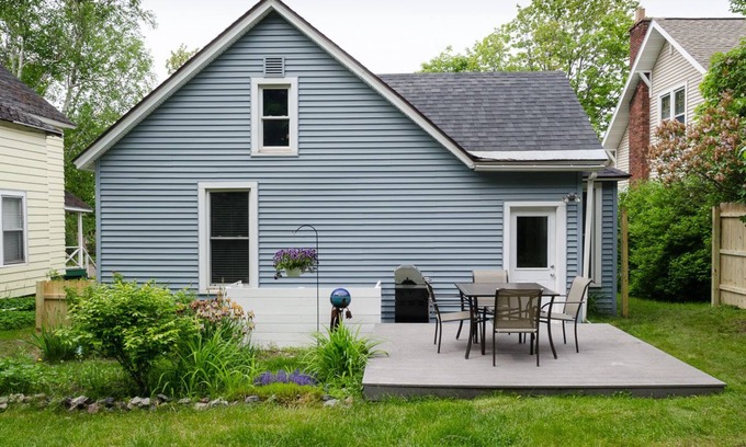Marquette Casa | Contemporáneo de dos Dormitorios Charmer cerca del centro y frente a la playa