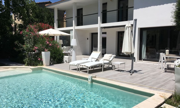 Montfavet Villa | Villa contemporánea de unos 220m2 con piscina