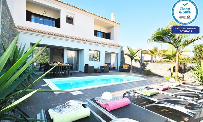 Urbanizacao dos Calicos Villa | CONTEMPORARY VILLA W/ PRIVATE HEATABLE POOL, BBQ AND WI-FI,ONLY 5 MIN FROM BEACH