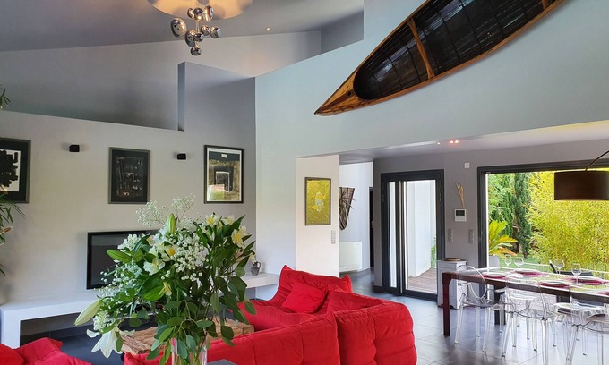 Millas Casa | Villa contemporánea con piscina, parking.