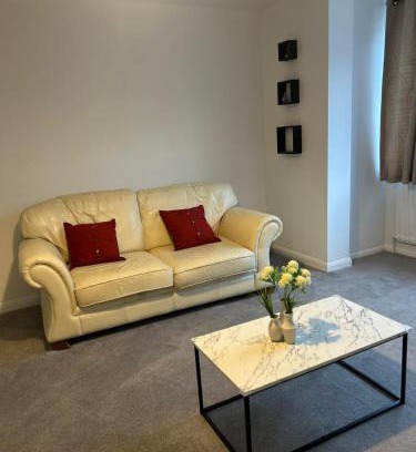 Grimsby Casa | Contractor and Family Cozy Home Sleeps 7 Free Parking