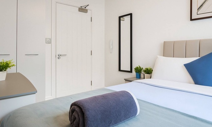 Wigan Casa | Contractor Friendly - Discounts, Group Stays, Families, Free Wi-Fi, Free Parking