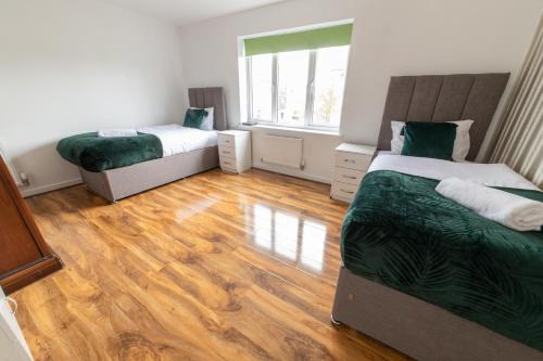 Luton Apartamento | Contractor-Ready House - Bright, Spacious, and Free WiFi Included!