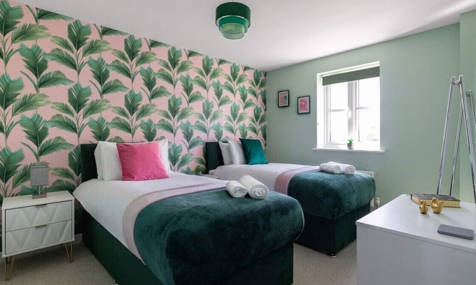 Blackmore End Casa | Contractors dream home with parking - Sleeps 7