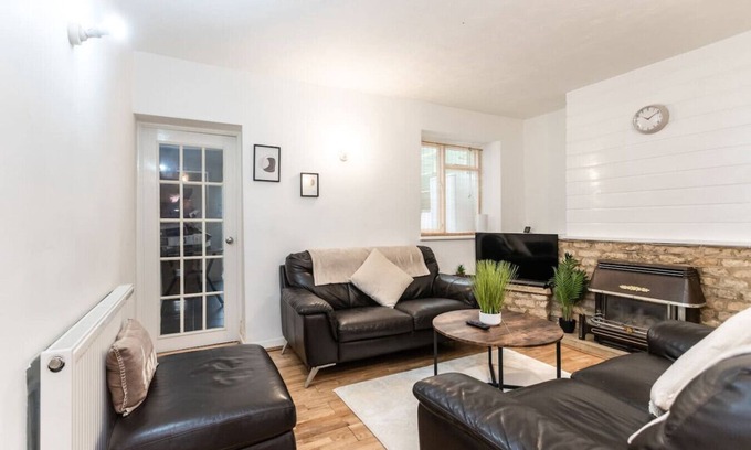 Swindon Casa | Contractors*Long Stay Discounts*Parking