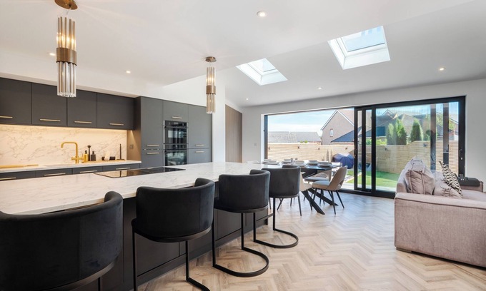 Knotty Ash Casa | Contractors Welcome | Games Room | 6 Smart TVs | Free Off-Street Parking