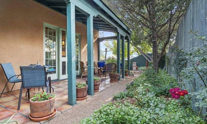 Southside Casa | Conveneient-Cul de Sac-Fireplace-Portal-Garden-Park