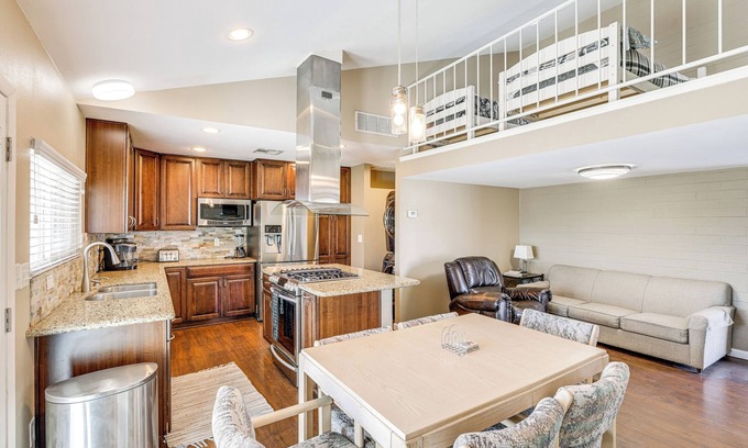 Holiday Shores Casa | Convenience By the River: Bullhead City Townhome!