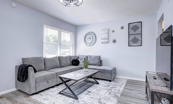 Greenwood Condominio | Convenient 2 bedroom with King Bed
