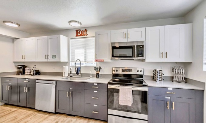 Sugar House Apartamento | Convenient 2BR Apt w Covered Parking SLC