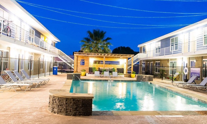 Pleasant Valley Apartamento | Convenient 2BR next to Downtown w Fast WiFi + Pool