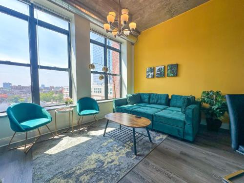 Near South Side Apartamento | Convenient 2BR Suite in Prime Location with Gym Access & Optional Parking Near McCormick Place and Soldier Field