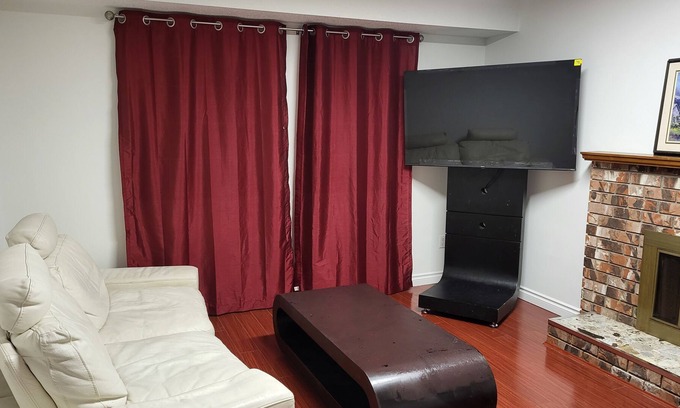 Hastings Casa | Convenient 3 bedroom suite near PNE