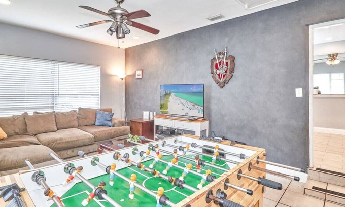 Riverside Heights Casa | Convenient 3br w/ kitchen Game Room, Fenced Yard!
