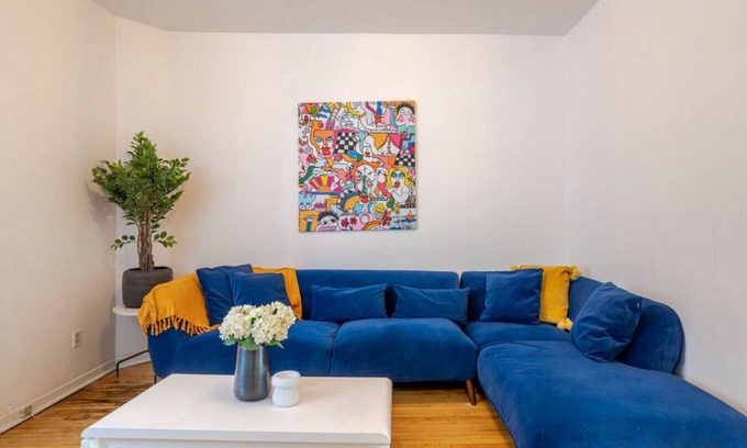Mile End Apartamento | Convenient 4BR in Mont-Royal’s Downtown