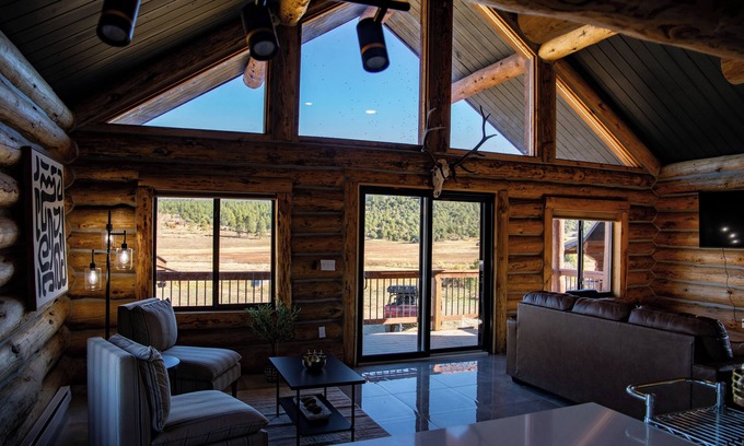 Mancos Cabina | Convenient and Peaceful 1-bedroom cabin on a ranch in Mancos with WiFi.