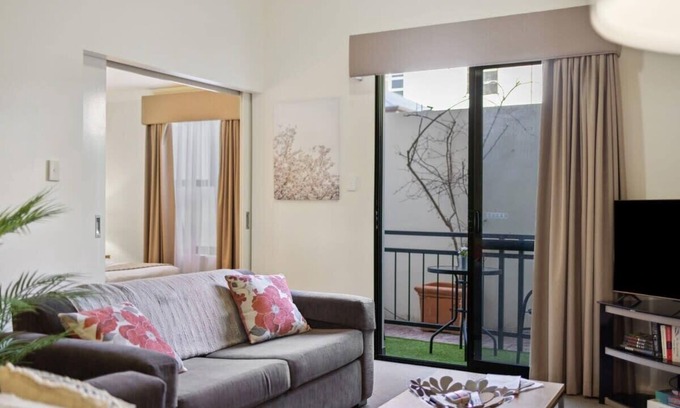 Northbridge Apartamento | Northbridge Escape: Poolside Comfort & WiFi