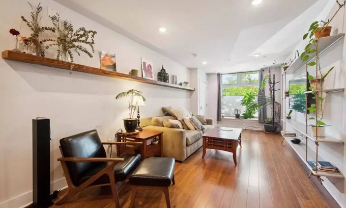 Fairmount Casa | Convenient Art Museum Apartment