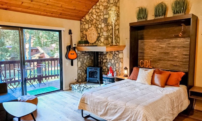 Shaver Lake Apartamento | Condominio amigable para los perros cerca de Shaver Lake y China Peak: piscina de shard y jacuzzi