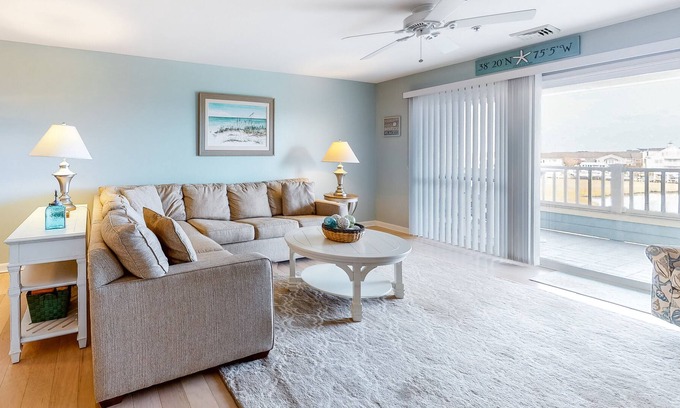 Heron Harbour Isle Condominio | Convenient Condo w/Private Balcony, Water Views & Shared Pools