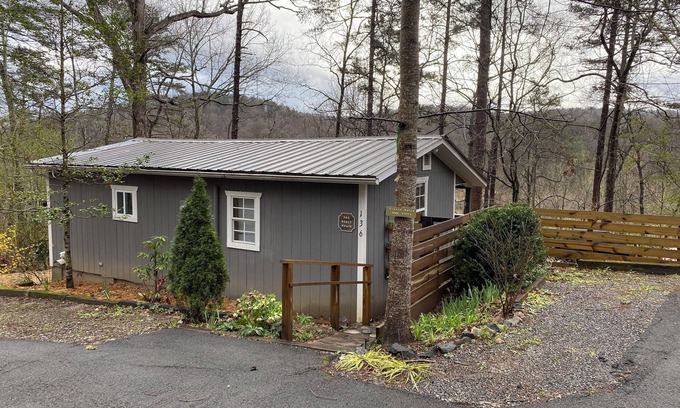 Dahlonega Cabaña | Convenient Cottage- Hot Tub/4 Minutes to Dahlonega/Dog Friendly/2-Bedrooms!