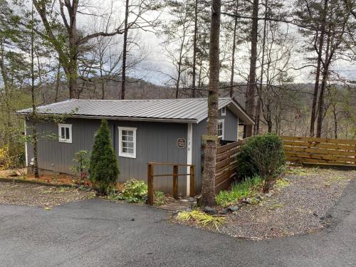 Dahlonega Casa | Convenient Cottage-Hot Tub, 4 Minutes to Dahlonega