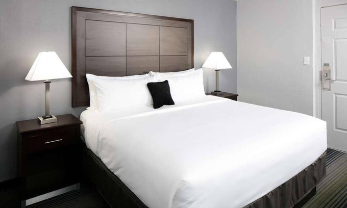 Downtown Tucson Complejo | Convenient Countryside Stay, Outdoor Pool, Free Parking, Near Arizona Stadium