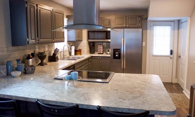West Akron Casa | Convenient Cozy Home - Dog & Family Friendly