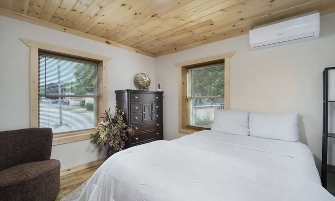 Honor Apartamento | Convenient downtown upstairs apartment close to lakes, rivers, golf