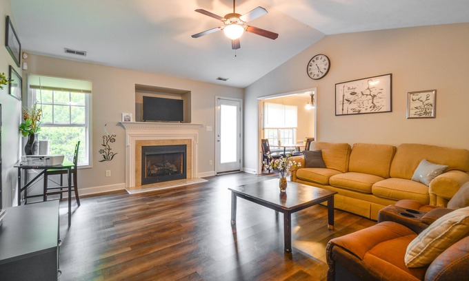 Fayetteville Casa | Convenient Fayetteville Home - 6 Mi to Downtown!