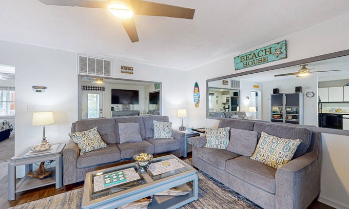 Caine Woods Condominio | Convenient first-floor condo with a fully stocked kitchen, WiFi & a private deck