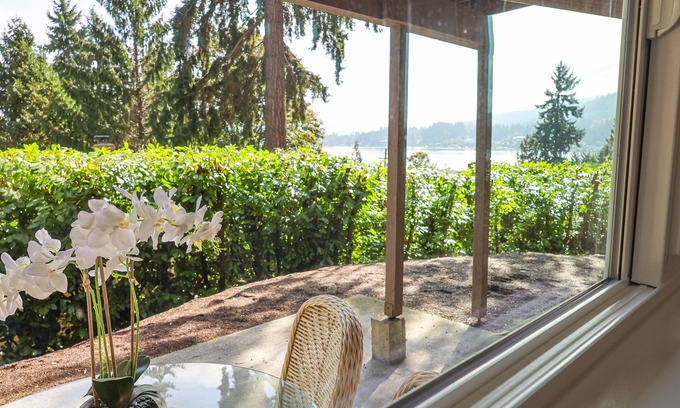 East Lake Hills Casa | Convenient Lakeview 1 bed 1 bath home in Bellevue