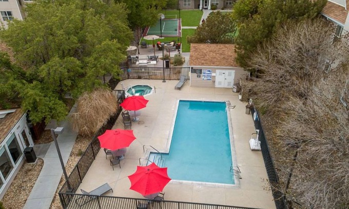 Reno/Tahoe Airport Complejo | Convenient Location! Unit with Fully-equipped Kitchen and FREE Breakfast!