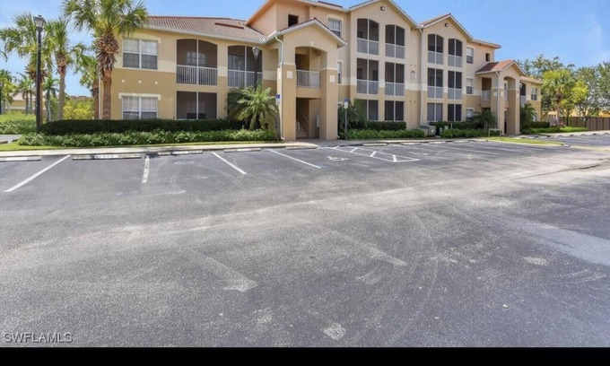 McGregor Condominio | Convenient location to all stores. Cozy furnished home. All amenities!