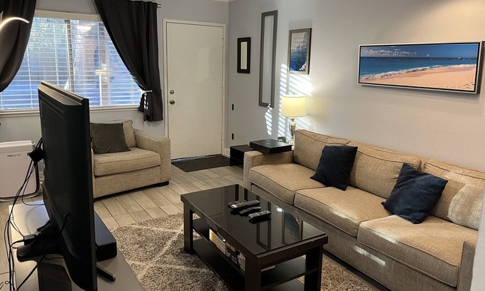 Pleasanton Apartamento | Convenient modern travelers ideal home close to downtown and fairgrounds!