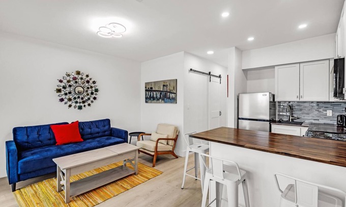 Croissant Park Condominio | Convenient & Quiet Retreat in Prime Location