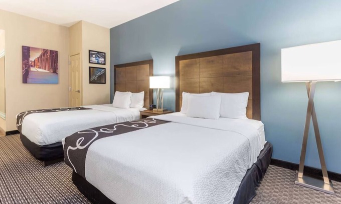 Downtown Chicago Hotel | Convenient Stay | 2 Pet-friendly Rooms Near Willis Tower and Skydeck