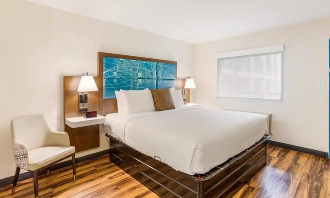Merry Oaks Casa | Convenient Stay in Nashville! 4 Convenient Units, Free Breakfast & Parking, Pool
