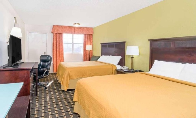 Lookout Valley Neighborhood Association Complejo | Convenient Stay in Knights Inn Chattanooga! Pet Friendly Property!