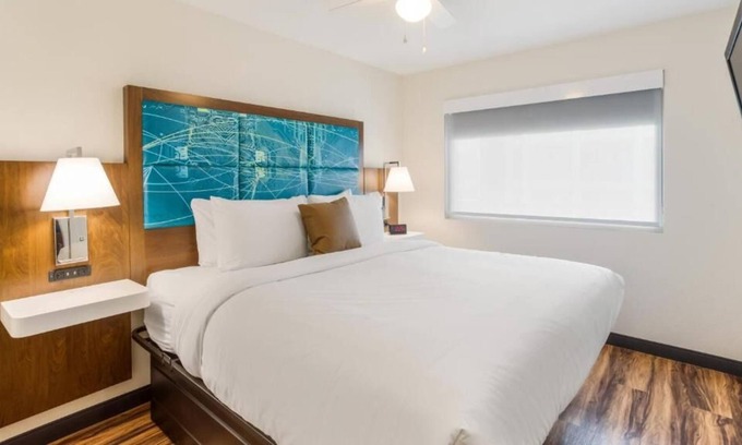 Merry Oaks Casa | Convenient Stay! Onsite Swimming Pool, Free Parking, Near Cumberland Park