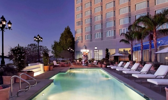 Redwood Shores Casa | Convenient Stay, Superb Location! Outdoor Swimming Pool, Pets are Allowed!