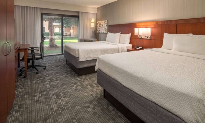Bridle Trails Hotel | Convenient Stay, Superb Location! Close to Volunteer Park Water Tower, w/ Pool!