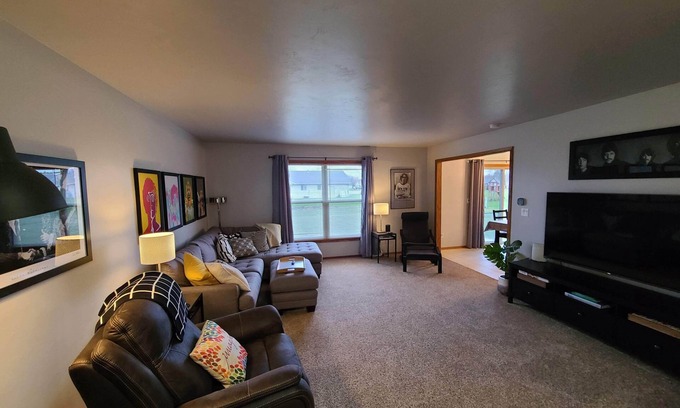 Green Bay Casa | Convenient to Green Bay's beltline where you can get anywhere in 15 minutes.