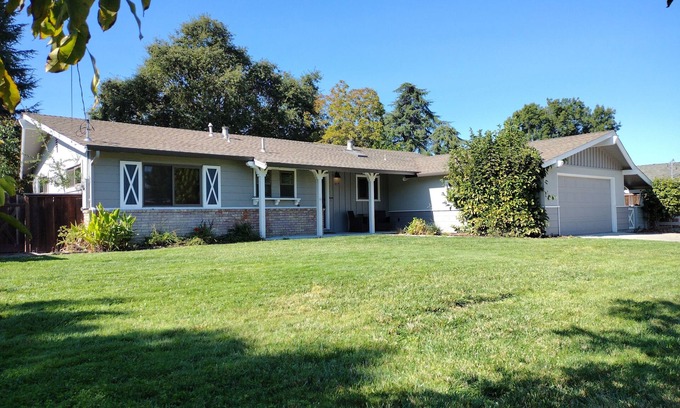 Walnut Creek Casa | Conveniently Located Walnut Creek House 3 Br, 2 Ba w/ Large Private Backyard