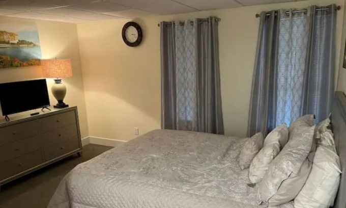 Off Broadway Casa | Conveniently located 1 bedroom/1Bath Private Room