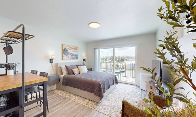 Evergreen Apartamento | Conveniently located condo with full kitchen, W/D & TV's