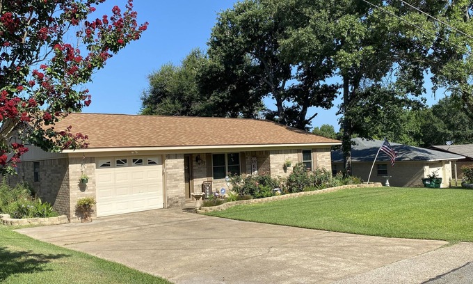 Palestine Casa | Conveniently located 3 bedroom, 2 bathroom home, 5 minutes from downtown.