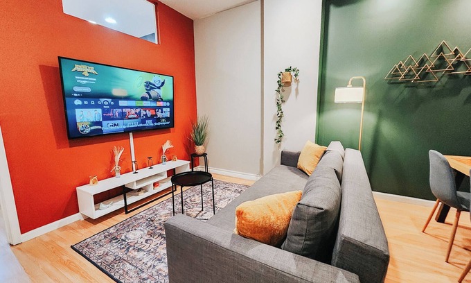 Chinatown Apartamento | Convention / 3 King Beds / Jet Shower / 65" TV